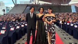 南沙良＆出口夏希、映画『万事快調』で釜山映画祭デビュー！ 観客の歓声に笑顔で応える