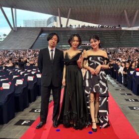 南沙良＆出口夏希、映画『万事快調』で釜山映画祭デビュー！ 観客の歓声に笑顔で応える