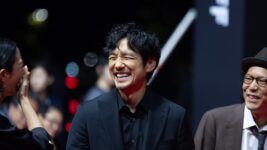 西島秀俊、釜山国際映画祭にけん玉持参！ ルンメイへの贈り物で会場に笑い広がる
