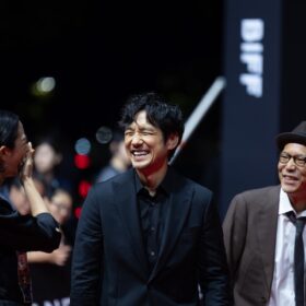 西島秀俊、釜山国際映画祭にけん玉持参！ ルンメイへの贈り物で会場に笑い広がる