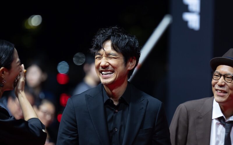 西島秀俊、釜山国際映画祭にけん玉持参！ ルンメイへの贈り物で会場に