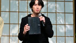 Snow Man宮舘涼太「ファンのコメントに自然とバラが咲く」 舘様節さく裂のイベント舞台挨拶