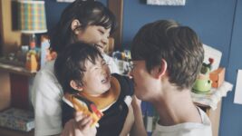 宮沢氷魚がパパに!? 妻が難関合格、夫は落第…の夫婦バトル15年描く『佐藤さんと佐藤さん』