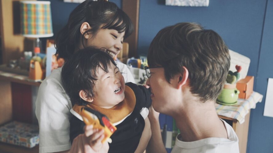 岸井ゆきの＆宮沢氷魚、微笑ましいお宮参りから“事情聴取”まで…夫婦の感情が交錯する場面写真が話題 注目の記事をピックアップ