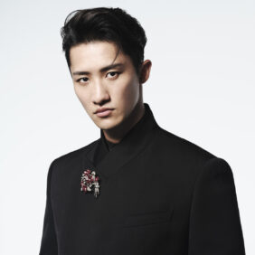 Snow Man岩本照、シックな装いと真剣な眼差しに胸キュン！ ドルチェ＆ガッバーナの秋冬コレクションを着こなし