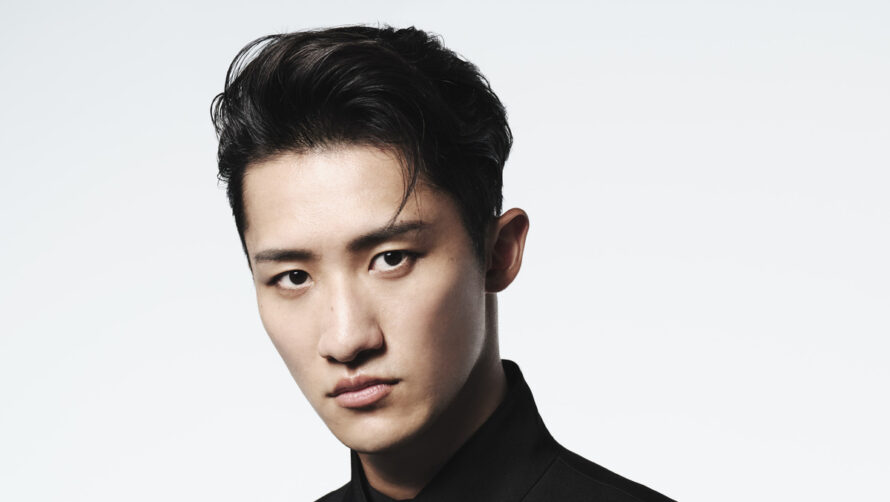 Snow Man岩本照、シックな装いと真剣な眼差しに胸キュン！ ドルチェ＆ガッバーナの秋冬コレクションを着こなし