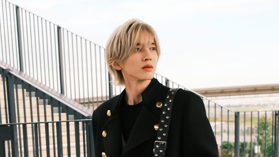 道枝駿佑、ヴァレンティノをまといパリへ出発！ ゴールドボタンの