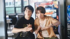 向井康二、オフショットで見せた自然体の表情 『（LOVE SONG）』キャストと過ごす温かな時間