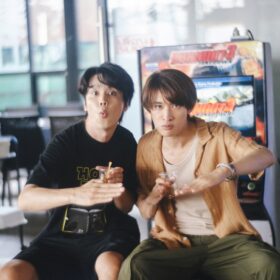 向井康二、オフショットで見せた自然体の表情 『（LOVE SONG）』キャストと過ごす温かな時間