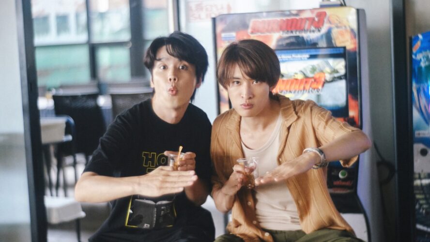 向井康二、オフショットで見せた自然体の表情 『（LOVE SONG）』キャストと過ごす温かな時間