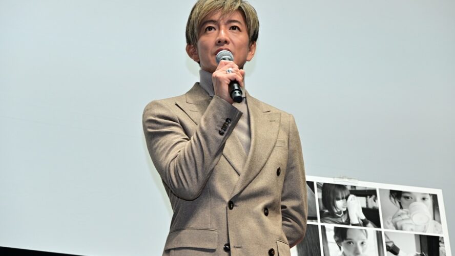 木村拓哉が山田洋次監督に感謝のハグ！ “映画への情熱”を共有した『TOKYOタクシー』舞台挨拶