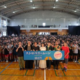 ORANGE RANGEのサプライズ生歌に1000人の大歓声！當真あみ、齋藤潤も手を繋ぎ仲良くランウェイ