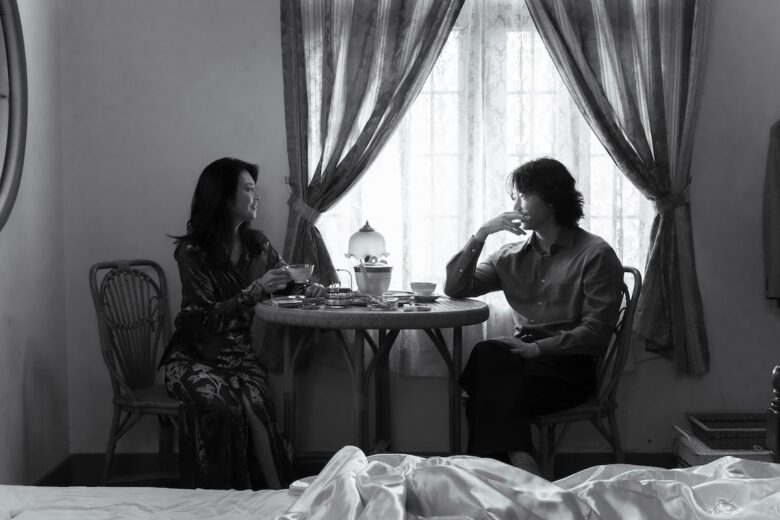 『星と月は天の穴』