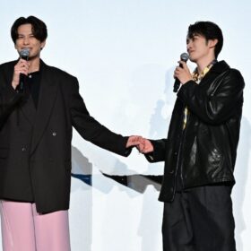 向井康二、森崎ウィンの手を“ギュッ”！ 思わず客席キュン死寸前の『（LOVE SONG）』舞台挨拶