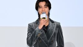 髙橋海人、入れ替わり難役で深まった“戦友の絆” 公開記念舞台挨拶で胸の内を語る