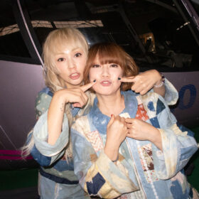 PUFFY「大がかりすぎてすごいよね（笑）」30周年記念MV撮影を振り返る