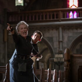 Netflix映画『ナイブズ・アウト：ウェイク・アップ・デッドマン』独占配信中