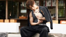 白濱亜嵐、筋肉ムキムキなランニング姿で子犬を優しく抱っこ『ロマンティック・キラー』でロマンティック男子に