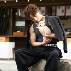 白濱亜嵐、筋肉ムキムキなランニング姿で子犬を優しく抱っこ『ロマンティック・キラー』でロマンティック男子に