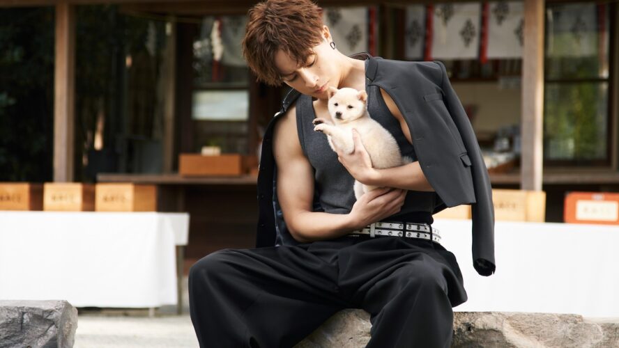 白濱亜嵐、筋肉ムキムキなランニング姿で子犬を優しく抱っこ『ロマンティック・キラー』でロマンティック男子に