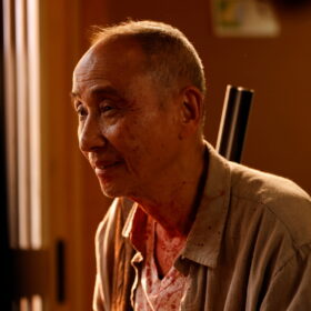 絶望の末に富裕層襲撃へ 75歳監督のデビュー作に充満する社会への怒り