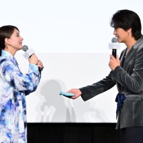 『君の顔では泣けない』