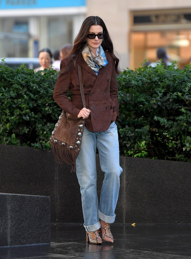 アン・ハサウェイ　CREDIT: Valentino/Backgrid