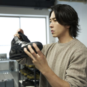 山下智久、クリエイターとして渾身のシューズを職人と制作「靴は人生のそばにある存在」