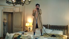 下着にガウン姿なのに、なぜか色気がない──“最低男”演じたティモシー・シャラメ、最年少でゴールデングローブ賞