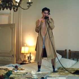 下着にガウン姿なのに、なぜか色気がない──“最低男”演じたティモシー・シャラメ、最年少でゴールデングローブ賞