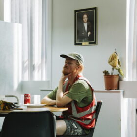 落選に衝撃、キルスティンの夫で実力派俳優プレモンスが『ブゴニア』で見せた名演と止まらぬ勢い