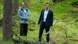 マッツ・ミケルセンが自分をジョン・レノンだと思い込む？ デンマーク最大のヒット作『さよなら、僕の英雄』