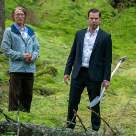 マッツ・ミケルセンが自分をジョン・レノンだと思い込む？ デンマーク最大のヒット作『さよなら、僕の英雄』