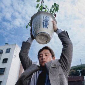 イ・ビョンホンが解雇された中年男の悲哀と狂気を熱演、パク・チャヌク監督最新作『しあわせな選択』