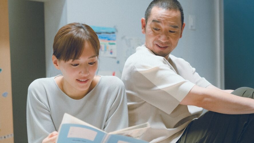 綾瀬はるかと大吾が主演、是枝監督のAIへの戸惑いにうっすら共感する『箱の中の羊』