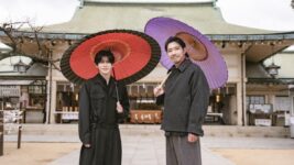 長尾謙杜「この映画で日本が温まったらいいな」 主演・柄本佑と共に雪降る神社で大ヒット祈願