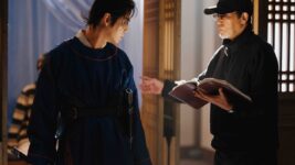 亀梨和也、華麗な“槍術”アクション披露！ 熱気あふれる撮影現場に密着した『北方謙三 水滸伝』メイキング映像