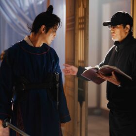 亀梨和也、華麗な“槍術”アクション披露！ 熱気あふれる撮影現場に密着した『北方謙三 水滸伝』メイキング映像