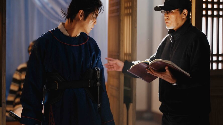 亀梨和也、華麗な“槍術”アクション披露！ 熱気あふれる撮影現場に密着した『北方謙三 水滸伝』メイキング映像