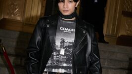 中島健人、NYで魅せた洗練レザースタイル COACHショーに降り立ったクールな存在感