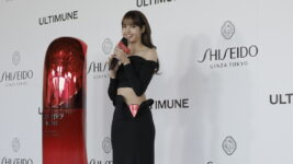 BLACKPINK・LISA＆佐野勇斗、クール＆セクシーなブラックコーデでSHISEIDOイベントに登場