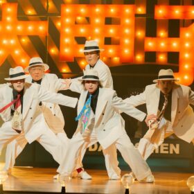 佐久間大介、白スーツで魅せる“踊る殺し屋”に！「フライディ・チャイナタウン」のサビで圧巻のシンクロダンス