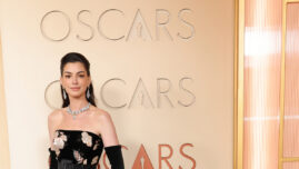 アン・ハサウェイ、『プラダを着た悪魔』にオマージュ　オスカーで魅せた花柄ドレスが話題