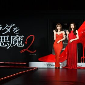 TWICE MOMO＆SANA、赤ドレスで魅了 『プラダを着た悪魔２』プレミアが話題