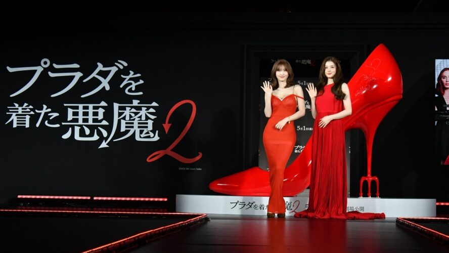 TWICE MOMO＆SANA、赤ドレスで魅了 『プラダを着た悪魔２』プレミアが話題