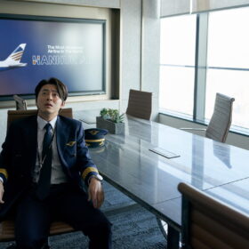 すべてを失った男が女性に!? チョ・ジョンソクが圧巻の演技で魅せる人生リスタートコメディ