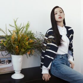 BLACKPINK・JISOO、クラシック＆モダンコーデが爽やか　トミー ヒルフィガー2026春の顔に！