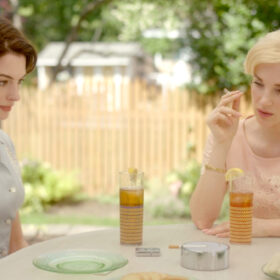 『隣人たち』60年代ファッションに注目　アン・ハサウェイ×チャステインが魅せる美と狂気