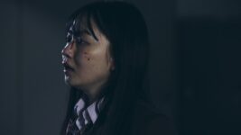 山田杏奈、極限状態で際立つ魅力！ 無防備な寝顔から血しぶきを浴びた姿まで