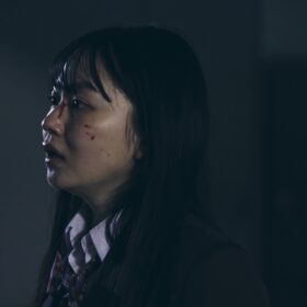 山田杏奈、極限状態で際立つ魅力！ 無防備な寝顔から血しぶきを浴びた姿まで